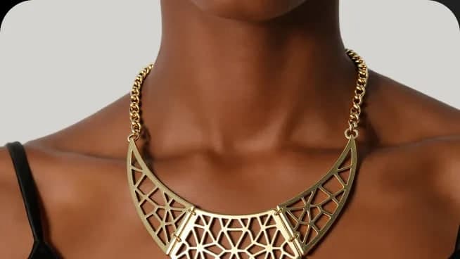 Collar de latón calado con forma de media luna