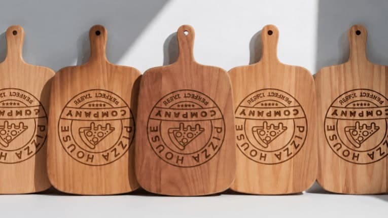 Tablas de cortar de madera con un logotipo grabado